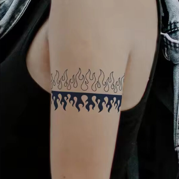 Temporäres Tattoo auf dem Oberarm einer Frau