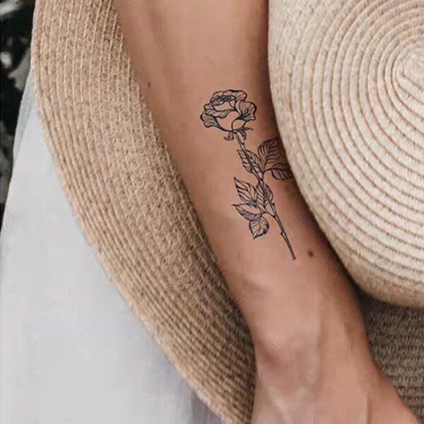 Blumen Motiv als temporäre Tätowierung auf dem Unterarm