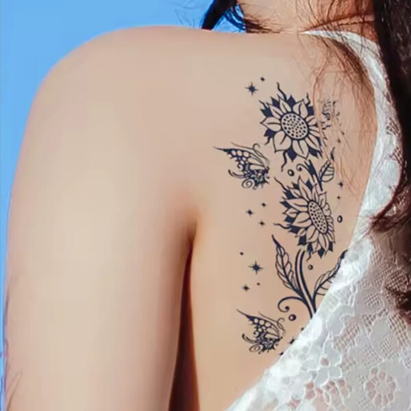 Zartes Blumen Tattoo auf dem Rücken einer Frau – temporär