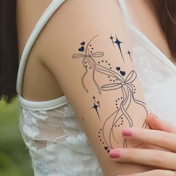 Dezentes temporäres Tattoo Motiv auf Frauenoberarm