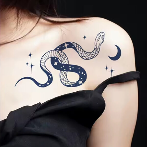 Auswahl des temporären Tattoos: Schlange auf Schulter einer Frau